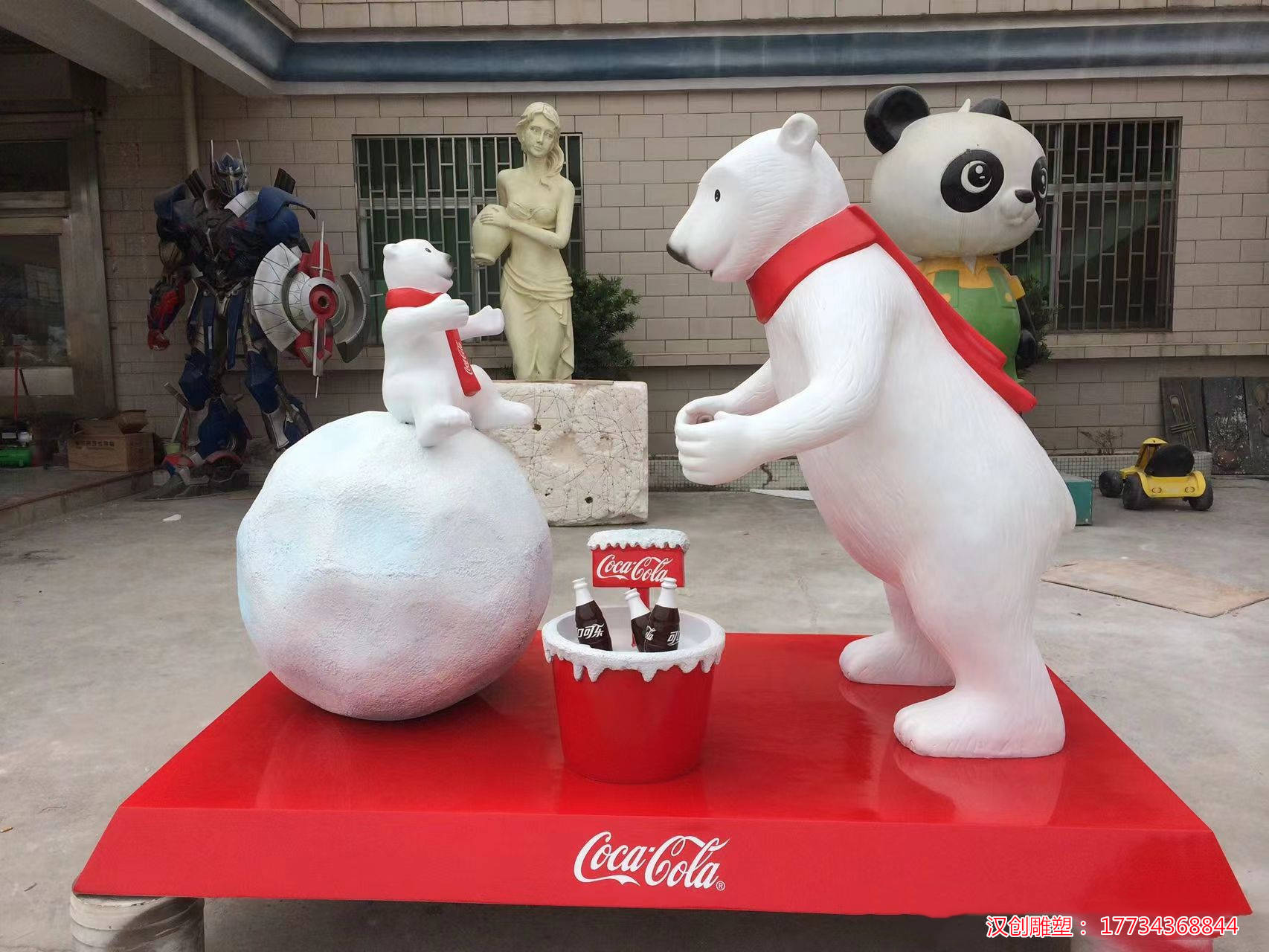 冰雪萌趣 玻璃鋼卡通北極熊雕塑點(diǎn)亮戶外廣場(chǎng)新活力