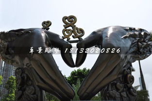 城市溫情與藝術(shù)的交融 手比愛(ài)心雕塑與玻璃鋼仿銅之韻